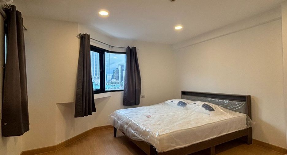 For rent 3 bedrooms condo in Khlong Toei, Bangkok