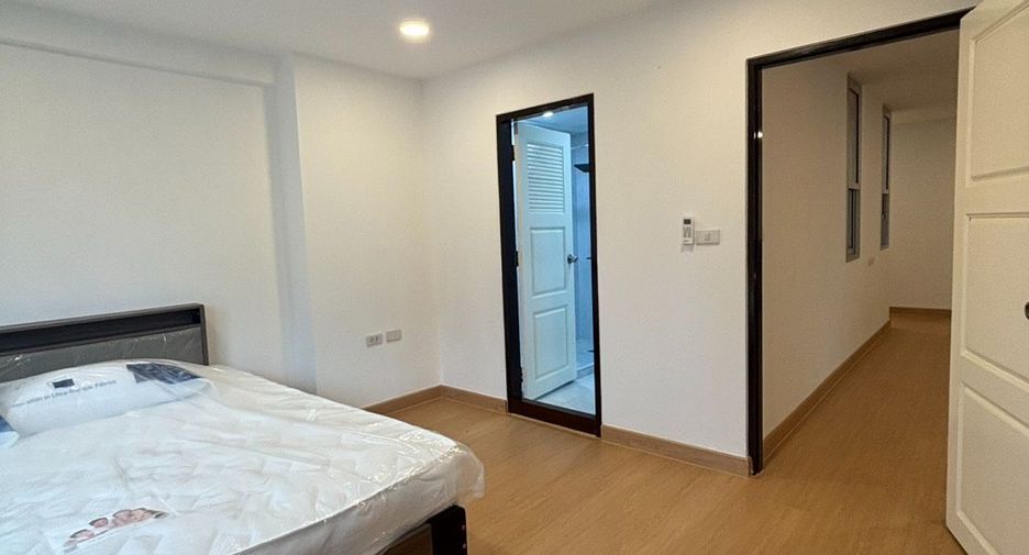 For rent 3 bedrooms condo in Khlong Toei, Bangkok