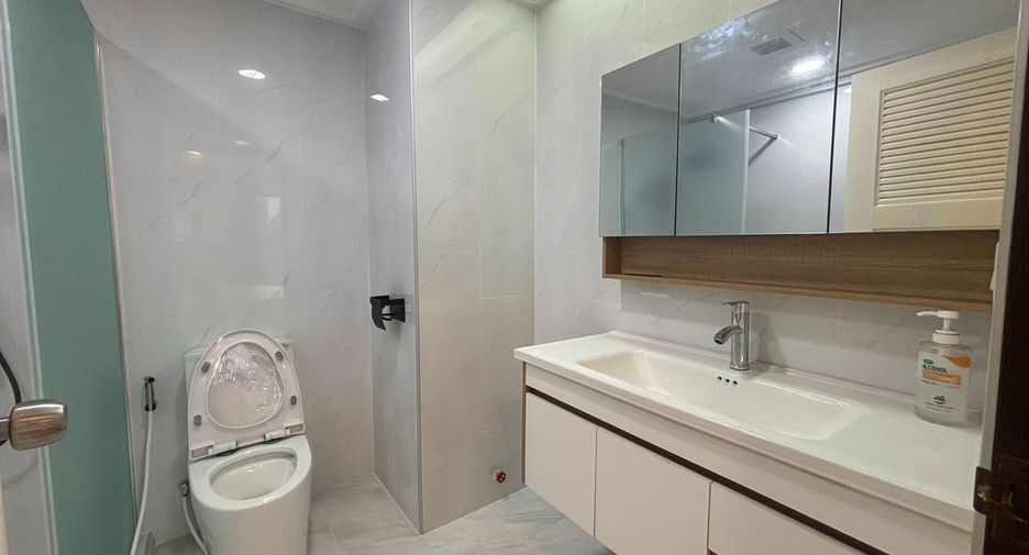 For rent 3 bedrooms condo in Khlong Toei, Bangkok