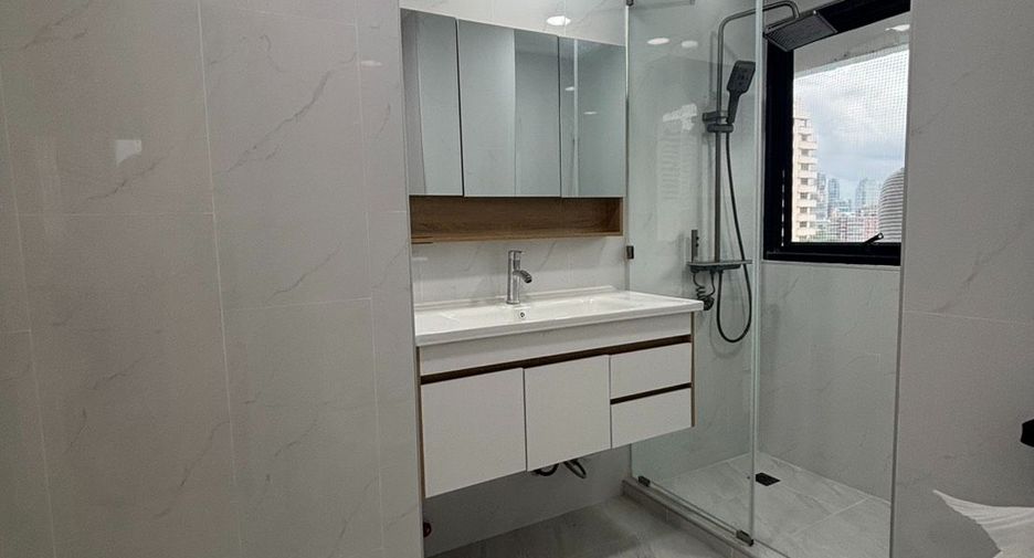 For rent 3 bedrooms condo in Khlong Toei, Bangkok