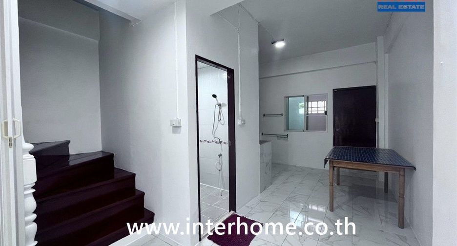 À vendre 3 chambres maison de ville à Bang Na, Bangkok