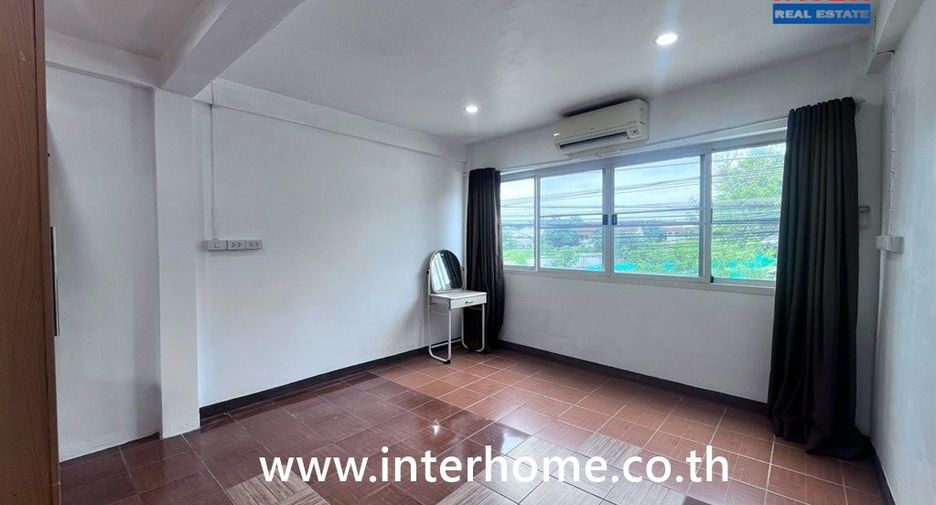 À vendre 3 chambres maison de ville à Bang Na, Bangkok