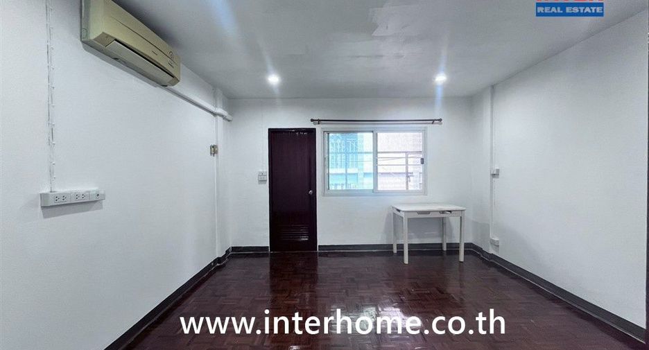 À vendre 3 chambres maison de ville à Bang Na, Bangkok