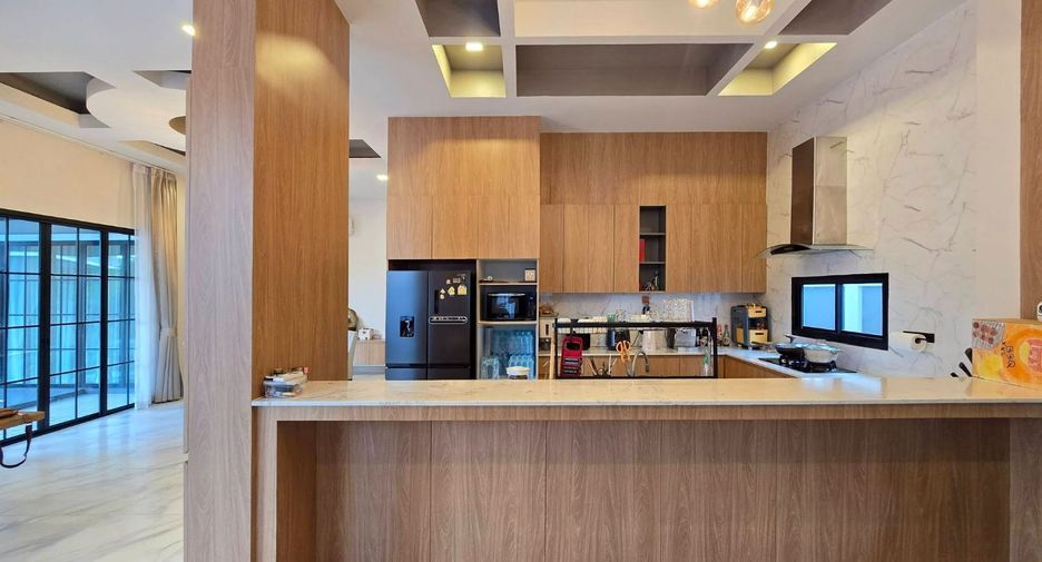 For rent and for sale 4 bedrooms villa in Bang Lamung, Chonburi