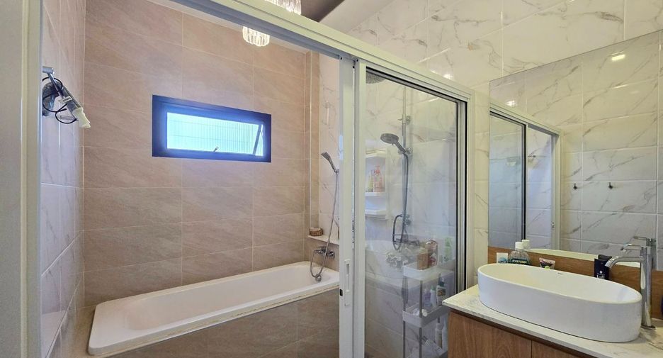 For rent and for sale 4 bedrooms villa in Bang Lamung, Chonburi