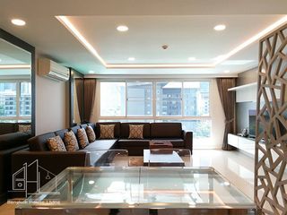 For rent 3 bedrooms condo in Khlong Toei, Bangkok