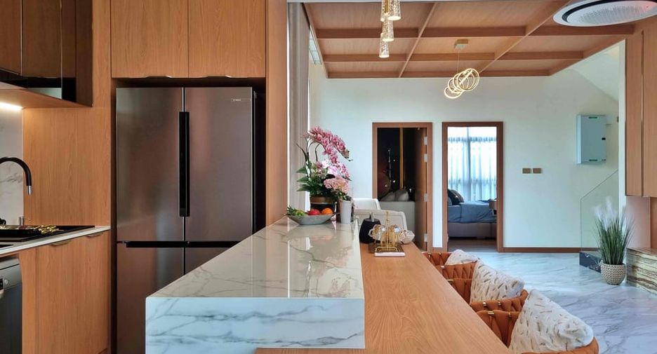 Villa en alquiler y en venta de 5 habitaciones en Bang Lamung, Chonburi