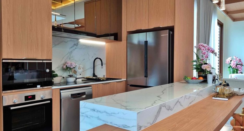 Villa en alquiler y en venta de 5 habitaciones en Bang Lamung, Chonburi