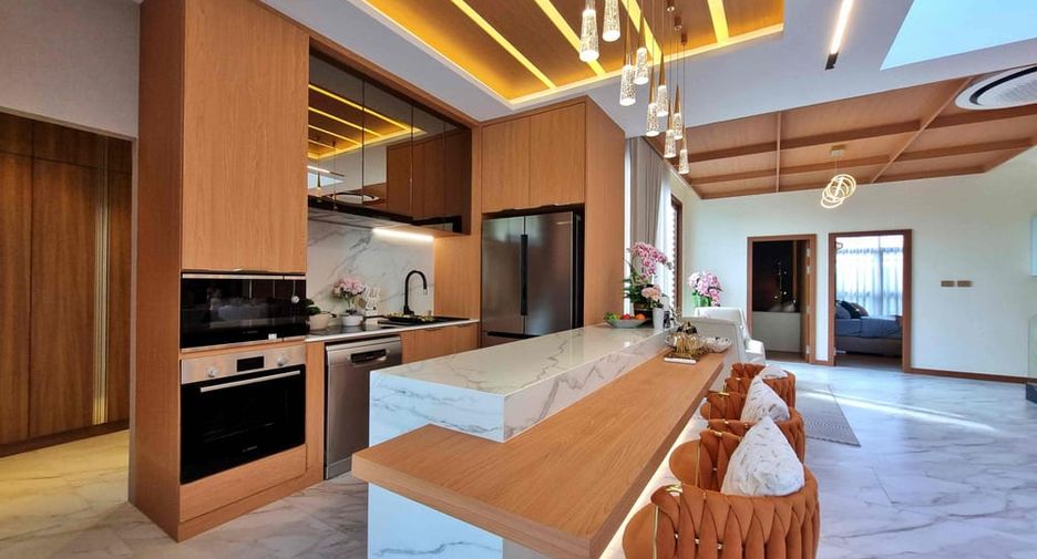 Villa en alquiler y en venta de 5 habitaciones en Bang Lamung, Chonburi