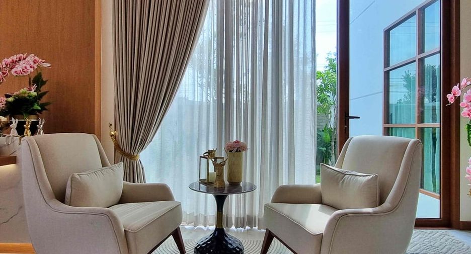 Villa en alquiler y en venta de 5 habitaciones en Bang Lamung, Chonburi
