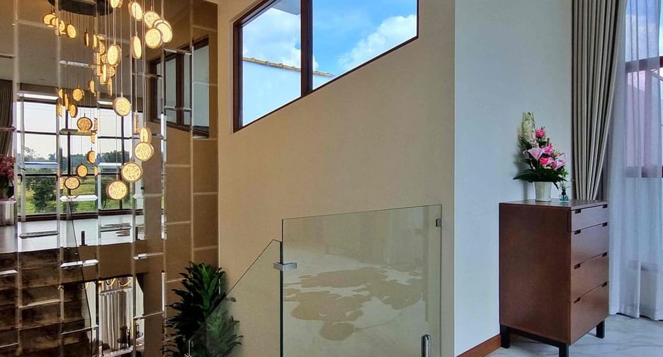 Villa en alquiler y en venta de 5 habitaciones en Bang Lamung, Chonburi