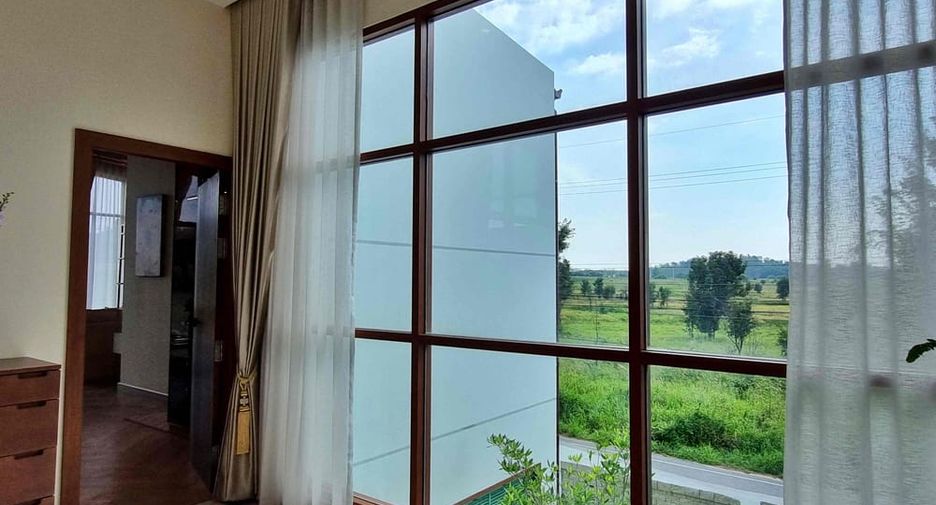 Villa en alquiler y en venta de 5 habitaciones en Bang Lamung, Chonburi