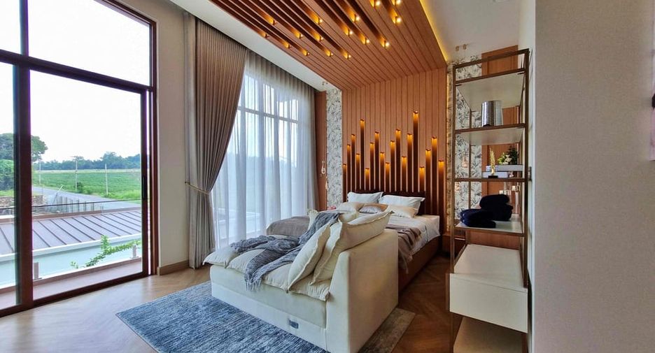 Villa en alquiler y en venta de 5 habitaciones en Bang Lamung, Chonburi