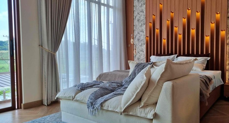 Villa en alquiler y en venta de 5 habitaciones en Bang Lamung, Chonburi