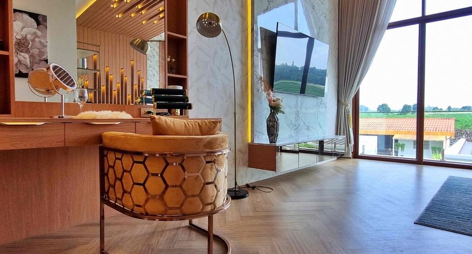 Villa en alquiler y en venta de 5 habitaciones en Bang Lamung, Chonburi