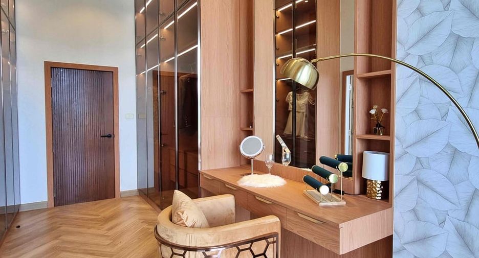 Villa en alquiler y en venta de 5 habitaciones en Bang Lamung, Chonburi