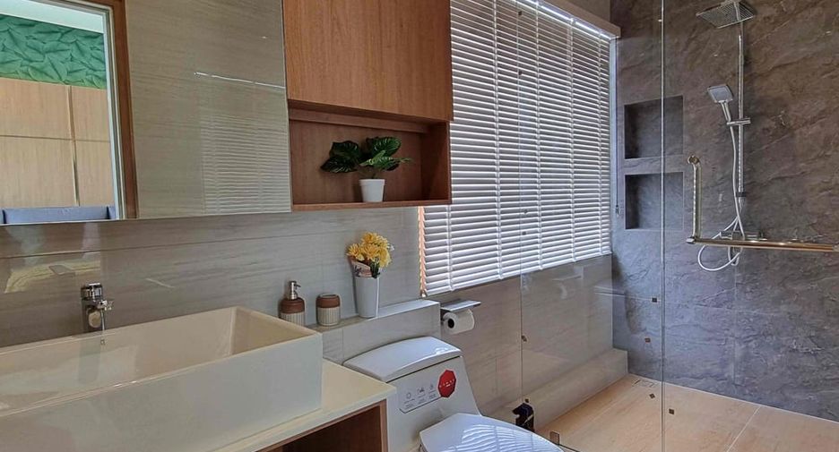 Villa en alquiler y en venta de 5 habitaciones en Bang Lamung, Chonburi