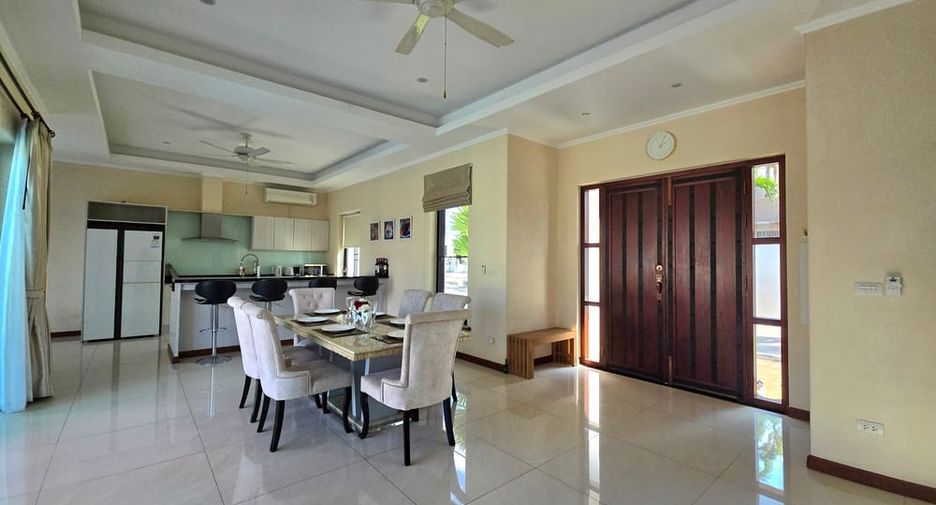 À louer et à vendre 4 chambres villa à Bang Lamung, Chonburi