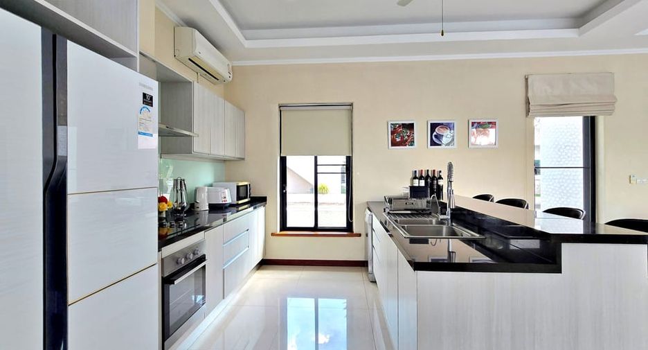 À louer et à vendre 4 chambres villa à Bang Lamung, Chonburi