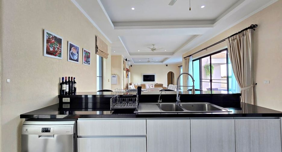 À louer et à vendre 4 chambres villa à Bang Lamung, Chonburi