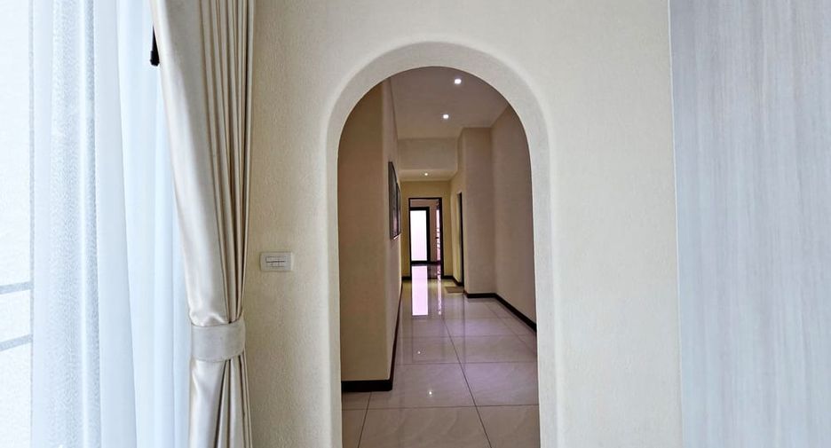 À louer et à vendre 4 chambres villa à Bang Lamung, Chonburi