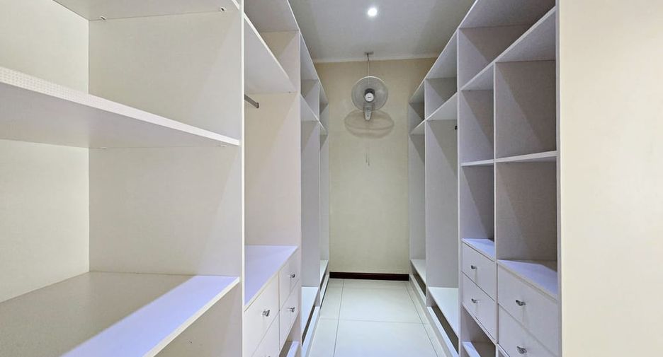À louer et à vendre 4 chambres villa à Bang Lamung, Chonburi