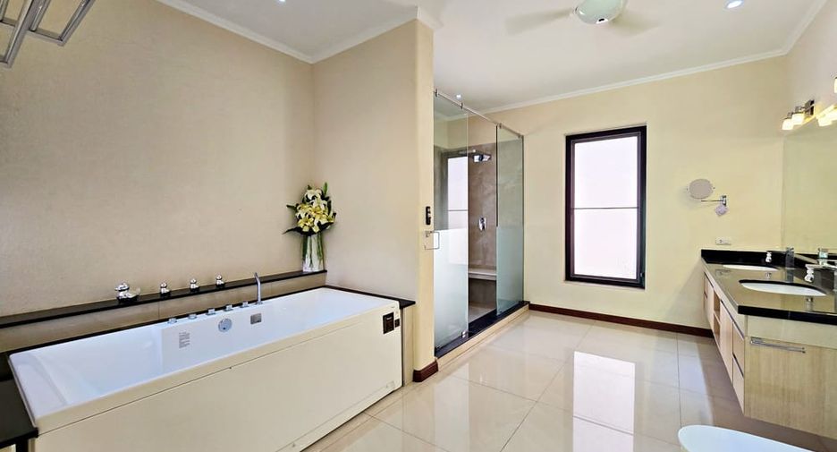 À louer et à vendre 4 chambres villa à Bang Lamung, Chonburi