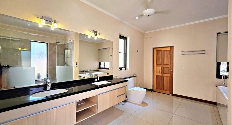 À louer et à vendre 4 chambres villa à Bang Lamung, Chonburi