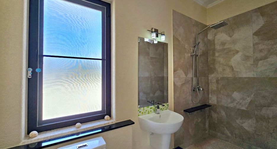 À louer et à vendre 4 chambres villa à Bang Lamung, Chonburi