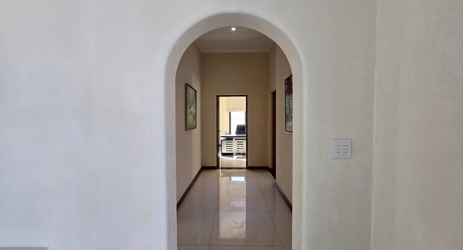 À louer et à vendre 4 chambres villa à Bang Lamung, Chonburi