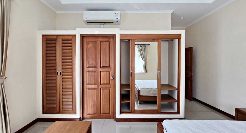 À louer et à vendre 4 chambres villa à Bang Lamung, Chonburi