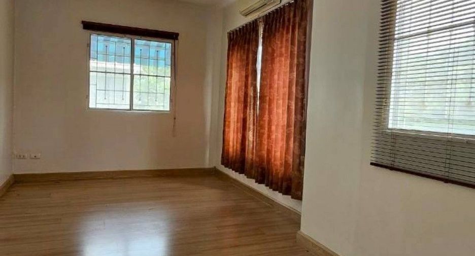Casa adosada en venta de 3 habitaciones en Bang Khae, Bangkok