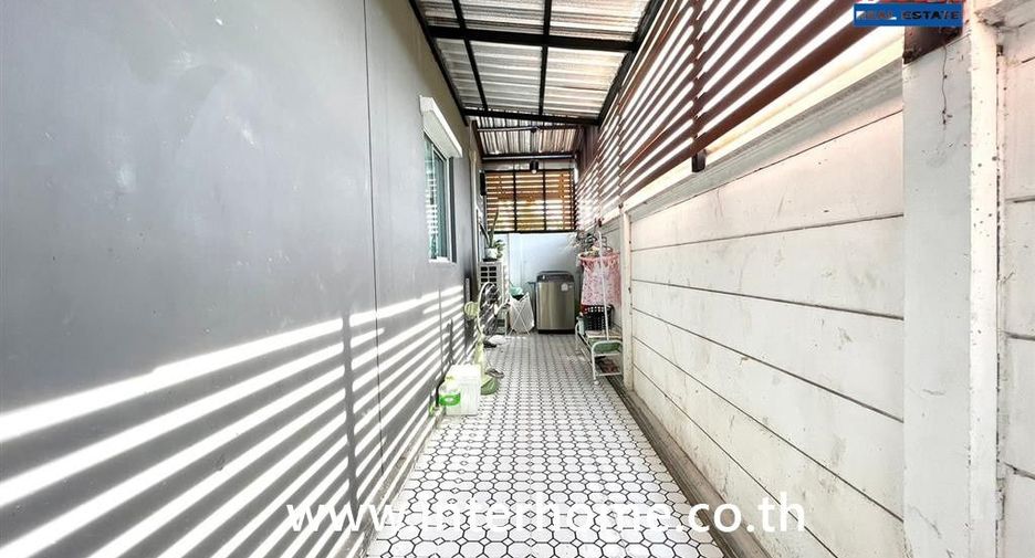 À vendre 4 chambres maison de ville à Khlong Sam Wa, Bangkok