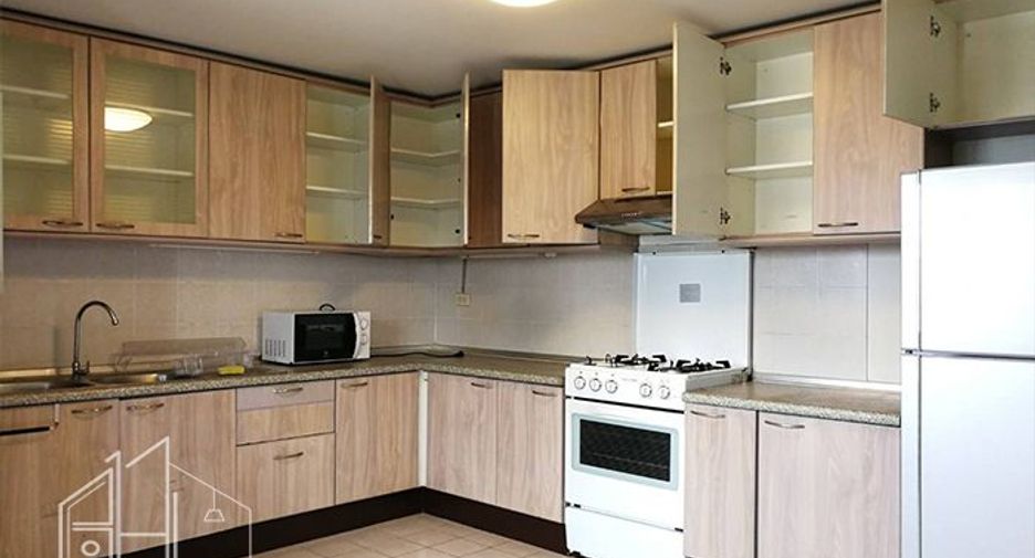 For rent 3 ベッドルーム apartment in Khlong Toei, Bangkok