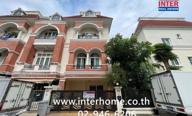 À vendre 3 chambres maison de ville à Lat Phrao, Bangkok
