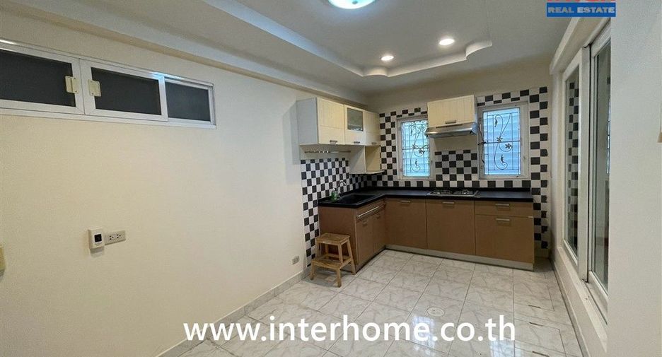 À vendre 3 chambres maison de ville à Lat Phrao, Bangkok