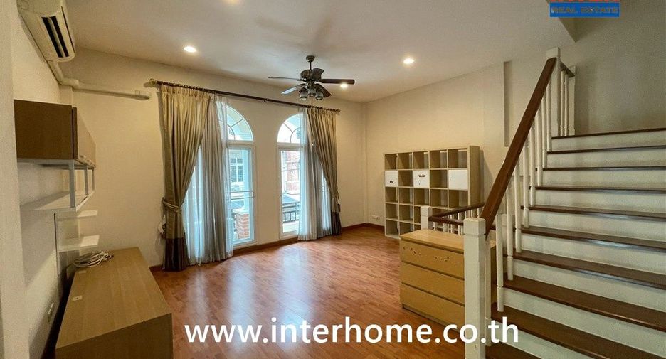 À vendre 3 chambres maison de ville à Lat Phrao, Bangkok