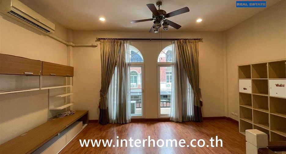 À vendre 3 chambres maison de ville à Lat Phrao, Bangkok