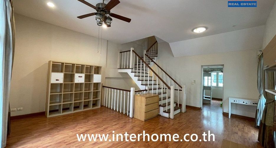 À vendre 3 chambres maison de ville à Lat Phrao, Bangkok