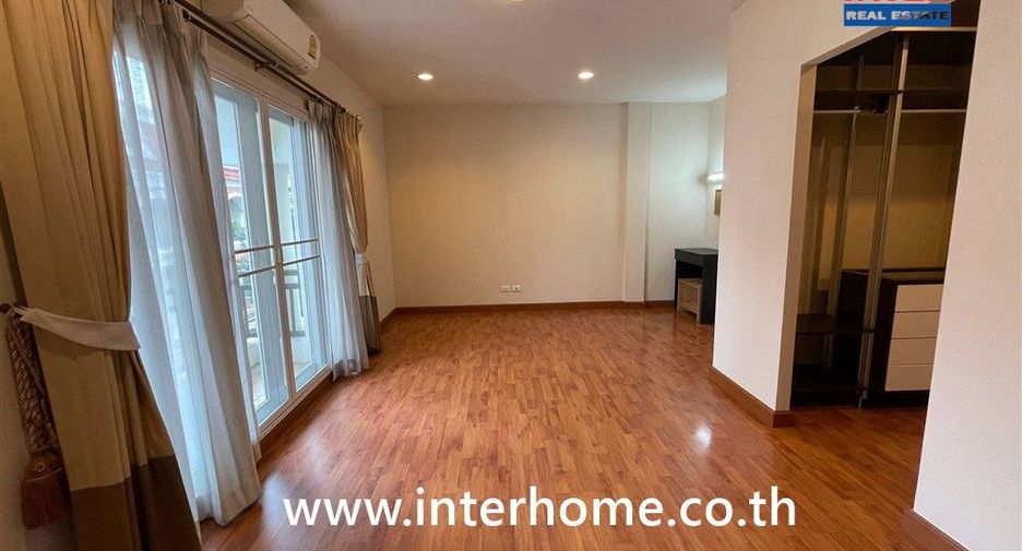 À vendre 3 chambres maison de ville à Lat Phrao, Bangkok