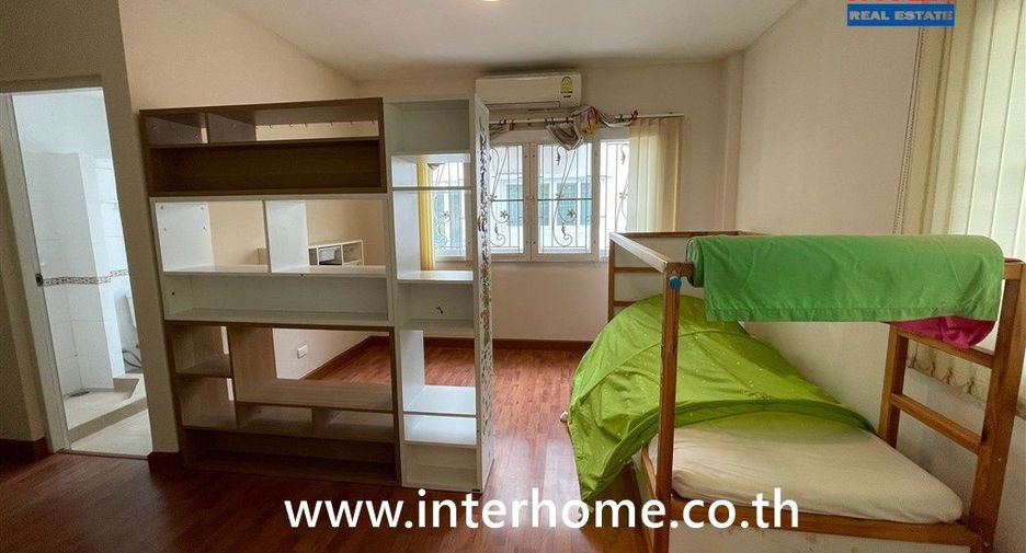À vendre 3 chambres maison de ville à Lat Phrao, Bangkok