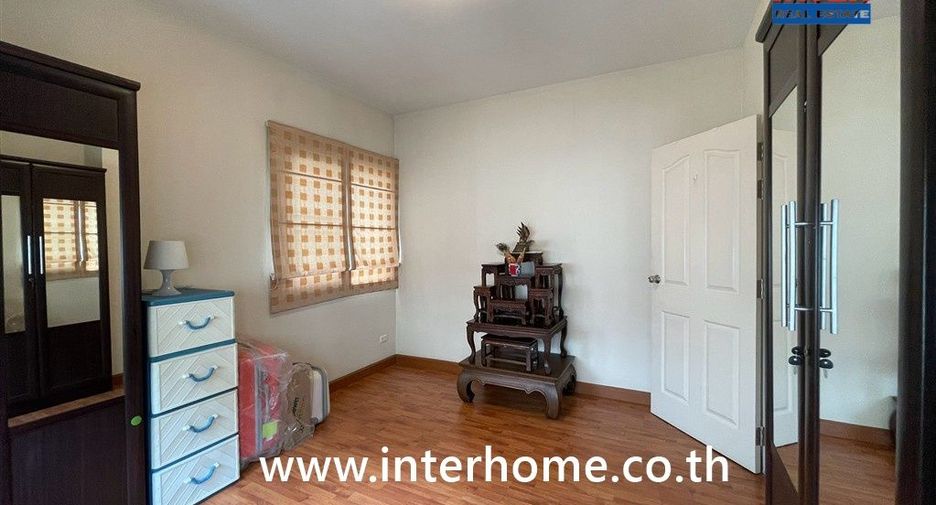 À vendre 3 chambres maison de ville à Lat Phrao, Bangkok