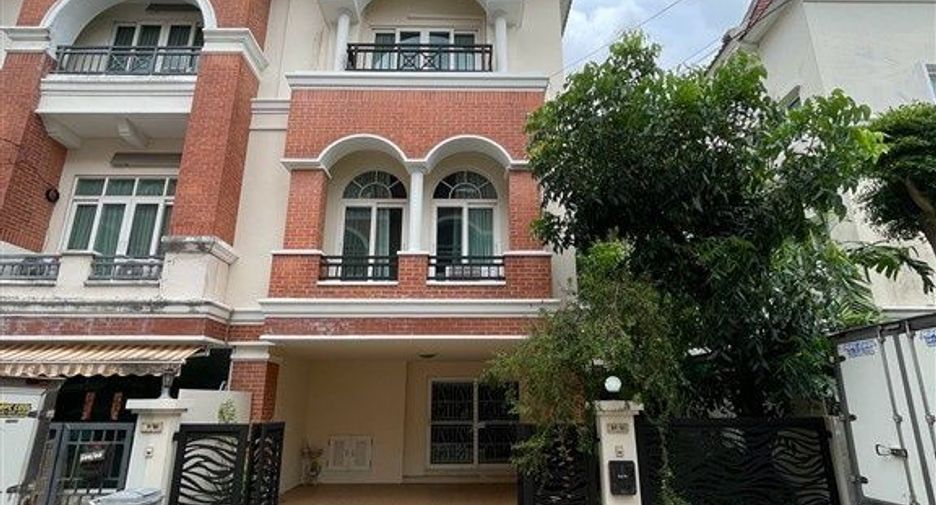 À vendre 3 chambres maison de ville à Lat Phrao, Bangkok