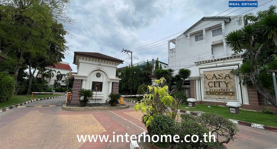 À vendre 3 chambres maison de ville à Lat Phrao, Bangkok