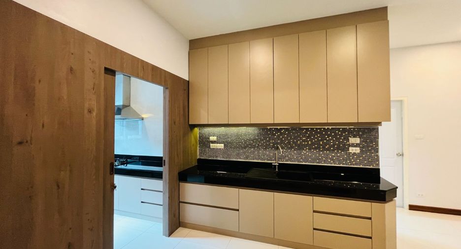 For rent 5 bedrooms house in Mueang Chiang Mai, Chiang Mai