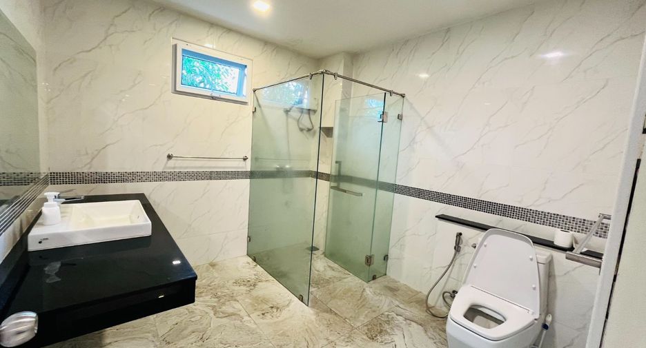 For rent 5 bedrooms house in Mueang Chiang Mai, Chiang Mai
