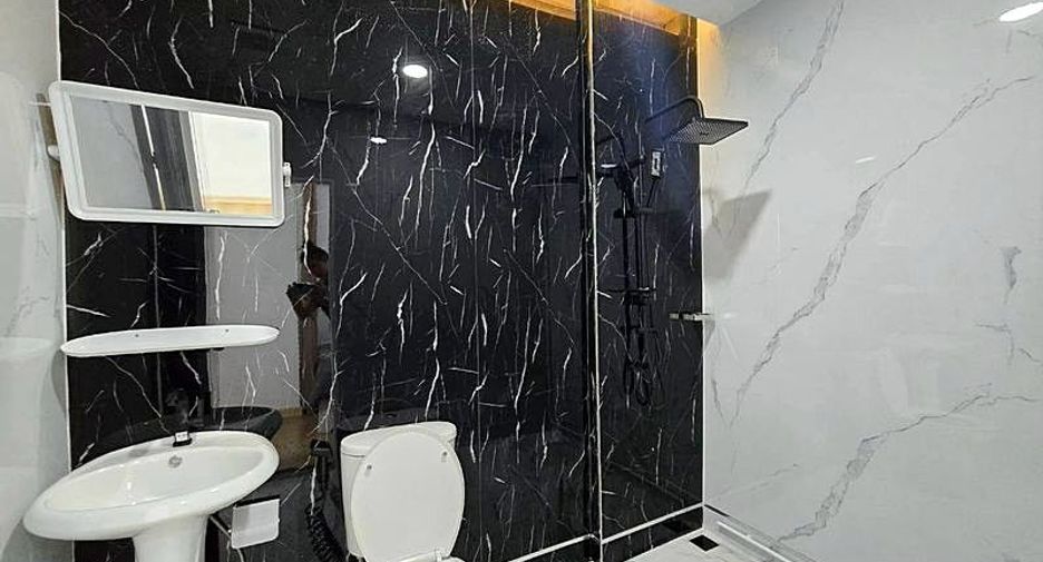 Аренда 4 спальни дом в Банг Ламунг, Чонбури