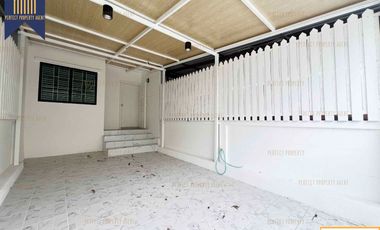 À vendre 2 chambres maison de ville à Bang Bo, Samut Prakan