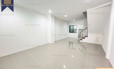 À vendre 2 chambres maison de ville à Bang Bo, Samut Prakan