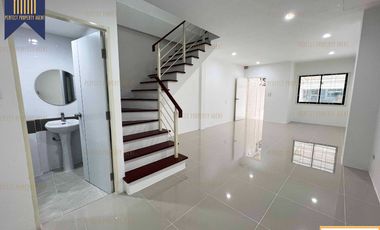 À vendre 2 chambres maison de ville à Bang Bo, Samut Prakan